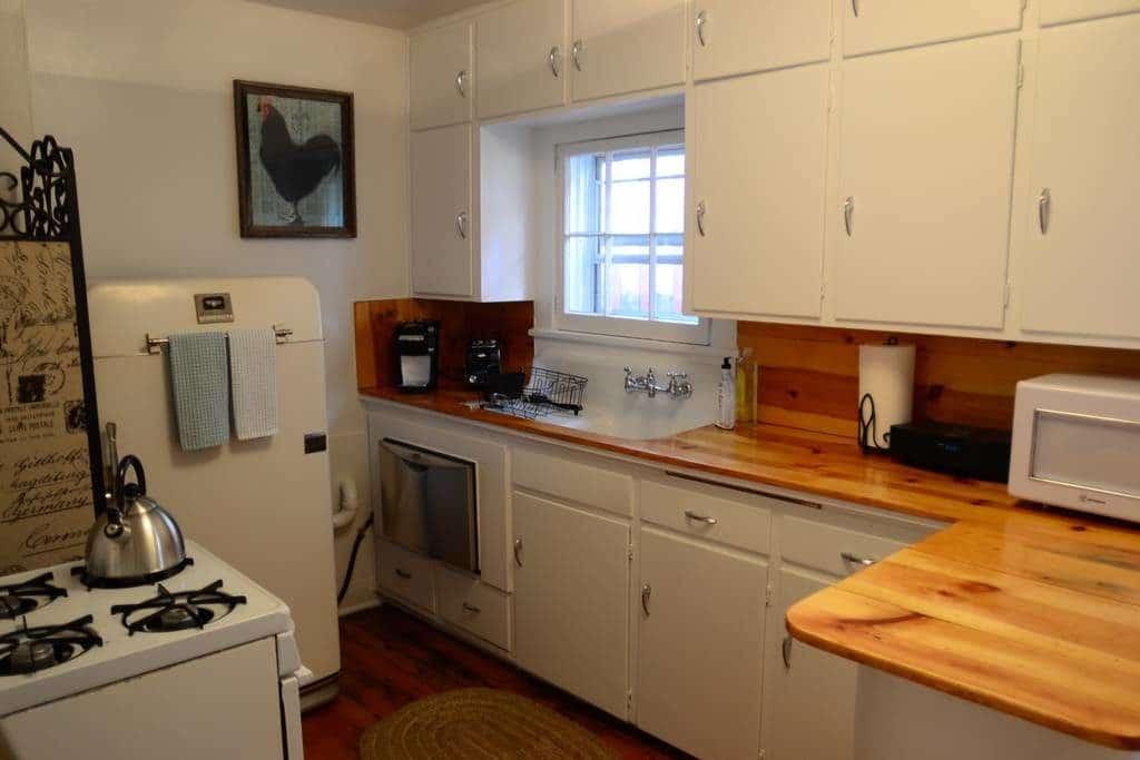 Airbnb cottage kitchen near Garden of the Gods