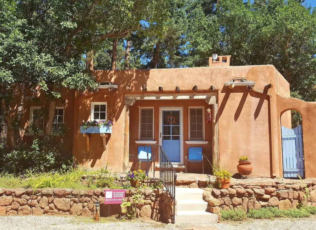 Airbnb near Colorado Springs: Sanctuary of the Rose