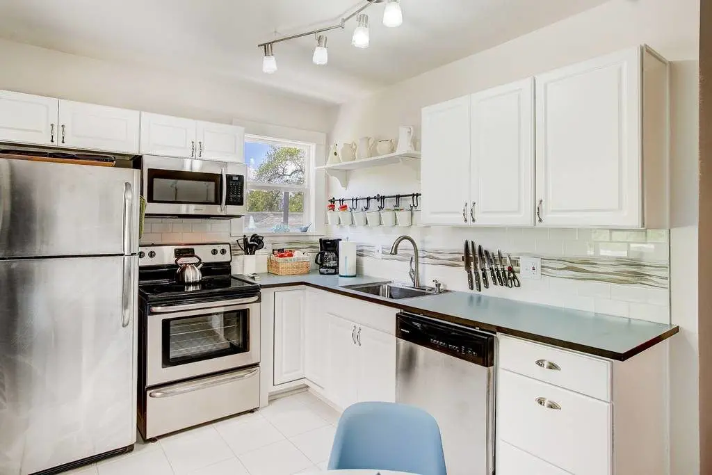 Airbnb Old North End Bungalow - Kitchen